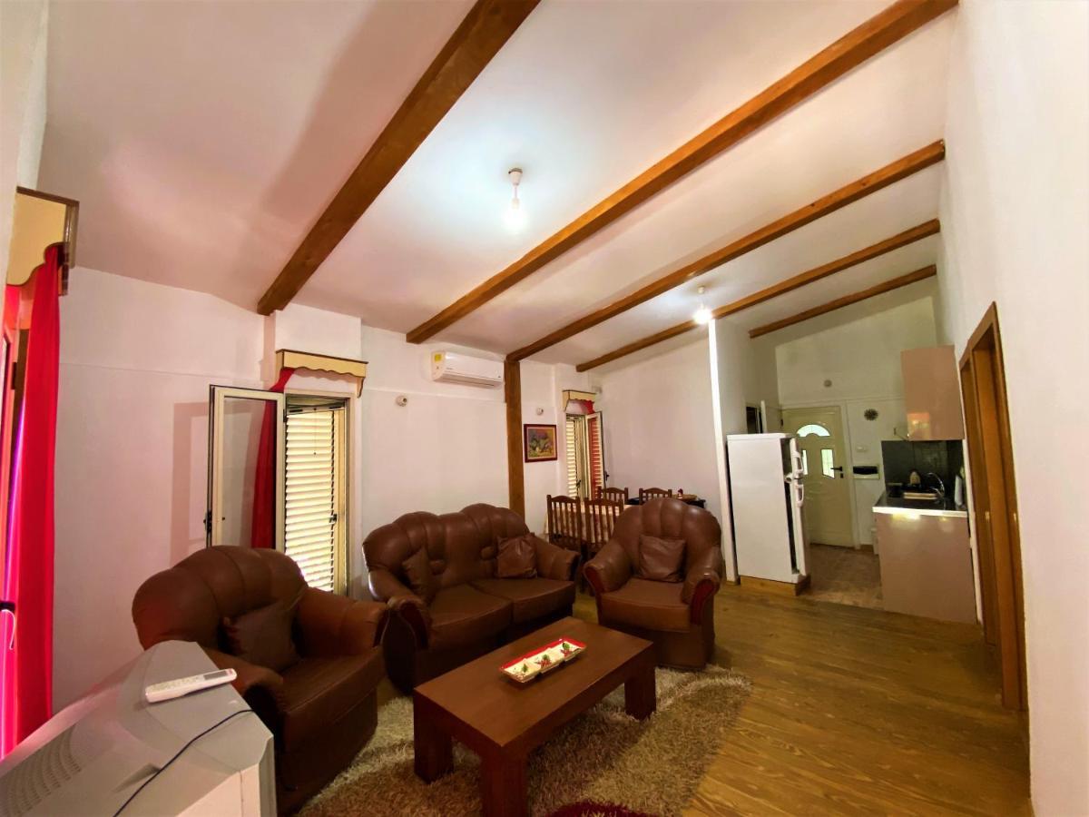 Ramo'S Green Beachside Retreat - Cozy 2 Bedroom Home Vlore Bagian luar foto